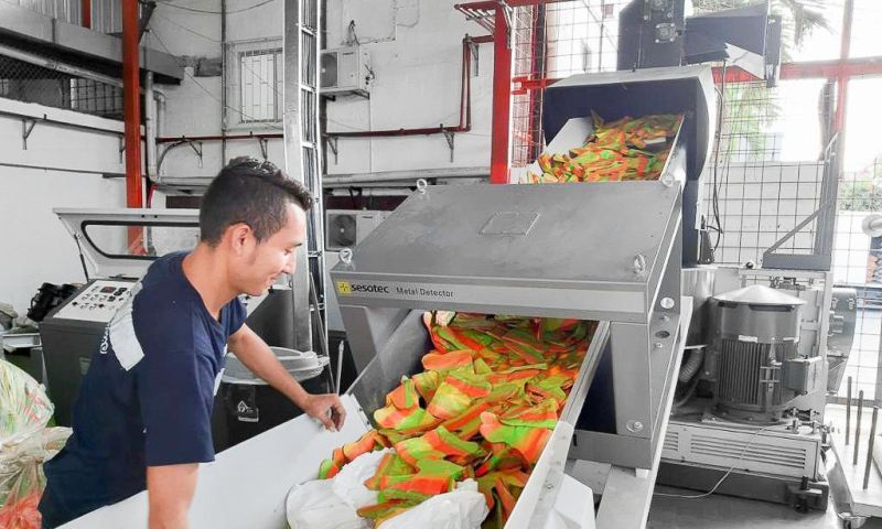 Эквадорский производитель пакетов: 100% переработанного сырья для снижения затрат!